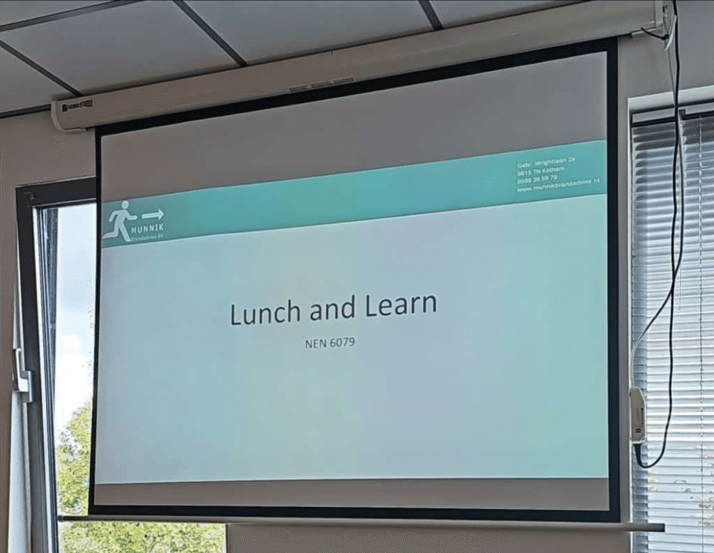 Jesse Munnik presenteert over NEN 6079 brandcompartimentering tijdens Lunch & Learn sessie