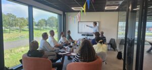 Deelnemers aan de opleiding Bouwkundige Brandveiligheid luisteren naar de docent in de trainingsruimte van het nieuwe pand van Munnik Brandadvies in Kolham